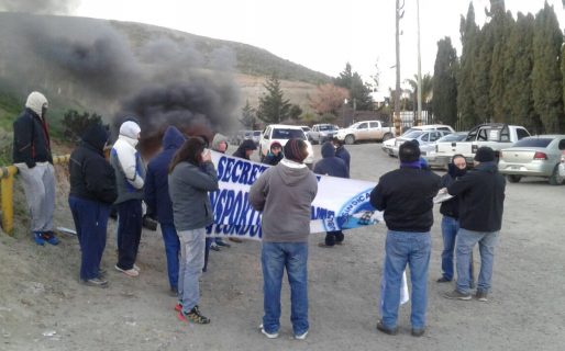 Trabajadores protestan frente a la empresa San Antonio