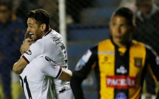 Lanús arañó un triunfo histórico pero The Strongest logró igualar