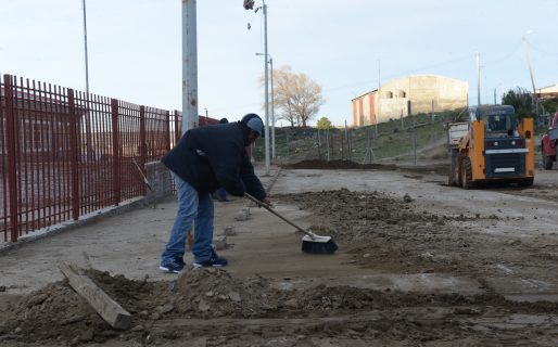 El Municipio saneó la entrada de la Escuela N° 218 de Máximo Abásolo