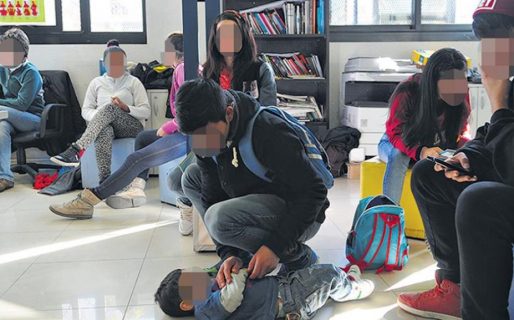 Con la tijera cortando el hilo más delgado