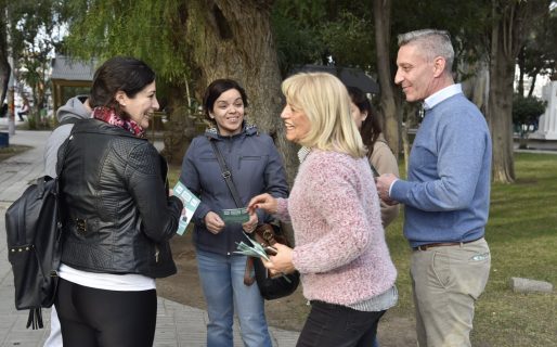 Arcioni recorrió el centro de Trelew y se reunió con fiscales