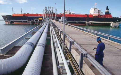 Llegó menos gas en barcos y cayó la producción
