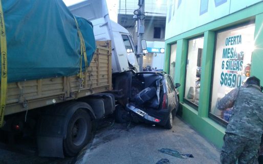 Camión sin frenos no causó una tragedia por milagro