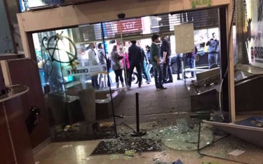 Encapuchados destrozaron la Casa del Chubut en Buenos Aires