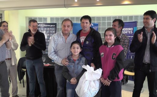El Municipio entregó kits para el programa de Natación Barrial