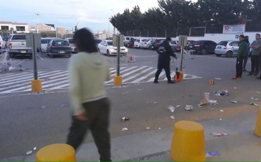 Balearon a un joven en el Carrefour de la Polonia