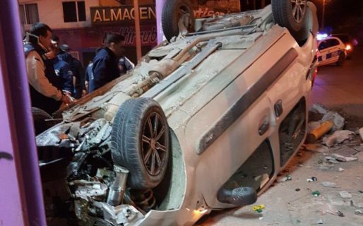Volcó y atropelló a peatón que iba caminando por la vereda