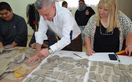 Arcioni visitó obra del mural para ciegos y disminuidos visuales