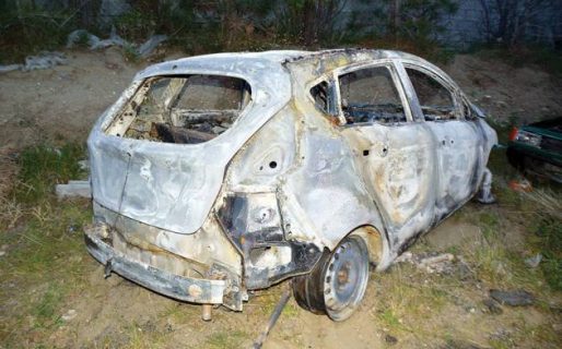 Le incendiaron el auto y colocaron velas, flores y maíz alrededor
