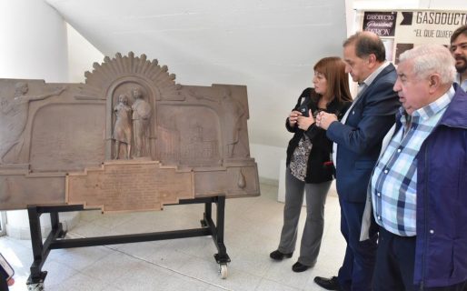 Colocaron la placa inaugural del gasoducto Perón en el CIP