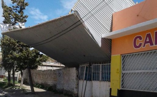 Intenso trabajo de Defensa Civil para asistir a vecinos afectados por el viento