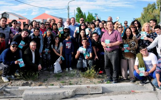Arcioni, con vecinos en Rawson: “Somos la garantía de la defensa de la Provincia”