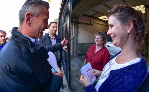 Arcioni se reunió con jóvenes profesionales y caminó barrios de Trelew