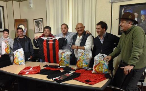 Entregan indumentaria deportiva al club de veteranos Máximo Abásolo