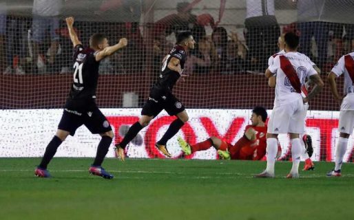 Con épica y polémica, Lanús remontó la serie y eliminó a River