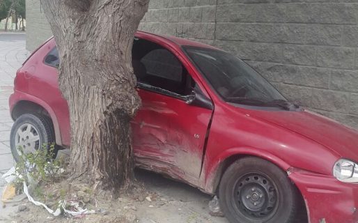 Chocó su auto y lo dejó abandonado en pleno centro