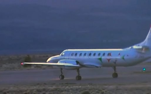 El avión con el cuerpo hallado en el Río Chubut partió hacia Buenos Aires