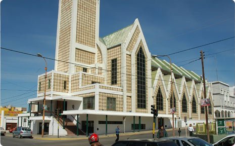 Alterado y desnudo, un hombre agredió a albañiles que trabajaban en la Catedral