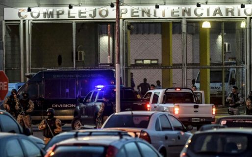 De Vido, sin casco y por las escaleras