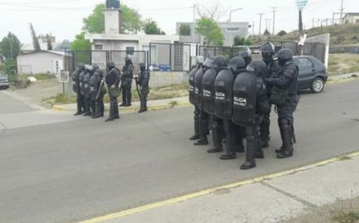 La Policía reprimió a trabajadores municipales en la Ruta