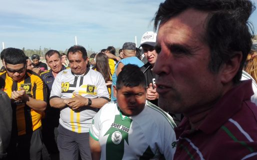 Fueyo dialogó con vecinos en las afueras de un supermercado