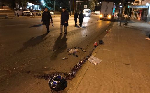 Un motociclista murió al estrellarse contra un camión