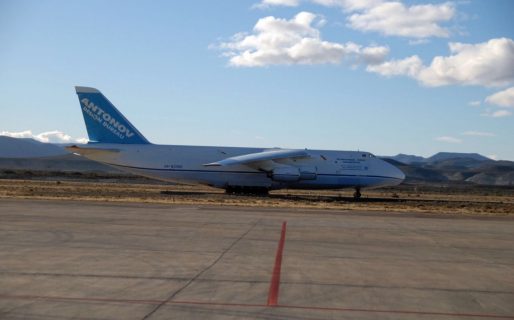 El avión ruso trae un mini submarino que desciende más de 1.000 metros