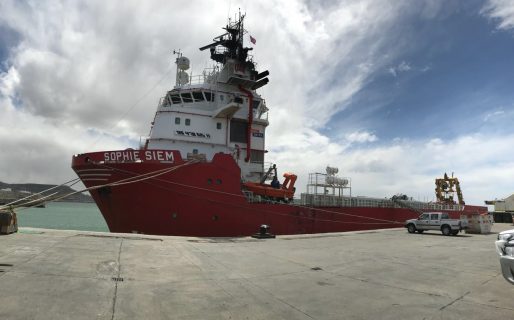 El buque con el minisubmarino zarparía a las 14 horas