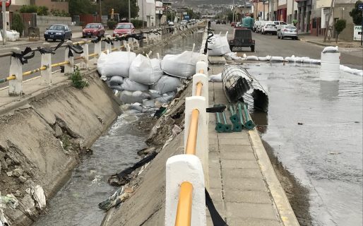 Comenzaron los trabajos paliativos en el canal de Av. Roca