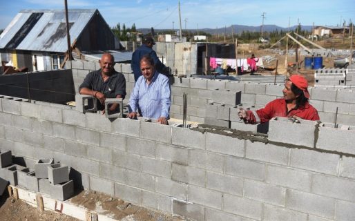 Linares recorrió la construcción de viviendas para los afectados del temporal