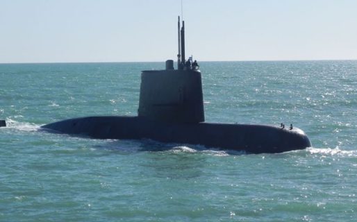 Hallaron una balsa y bengalas, pero no serían del submarino