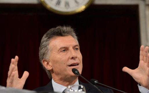 Macri pidió bajar los sueldos de los estatales