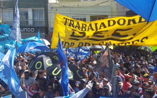 Contundente movilización comodorense en rechazo a la reforma
