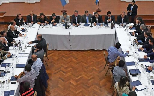 Arcioni preside reunión con intendentes y jefes comunales