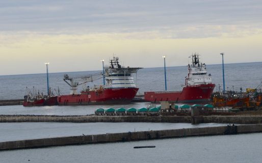 Usarán una grúa de 350 toneladas para remolcar submarino de búsqueda