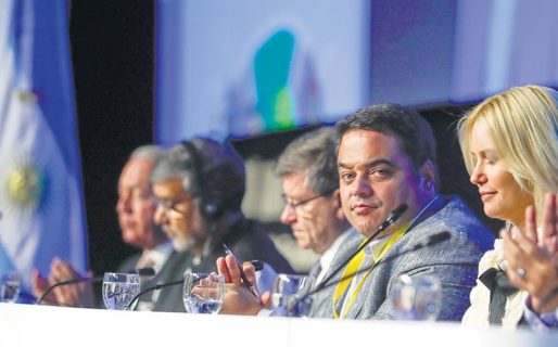 Para los estatales no hay bono, pero sí despidos