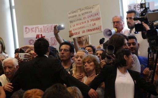 Gritos y empujones en el debate en Diputados por la reforma previsional