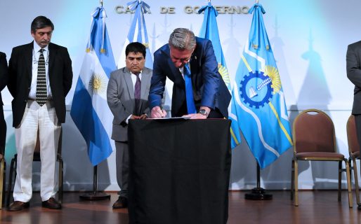 Reducción del 40 % en cargos políticos y suspensión de aumentos a funcionarios