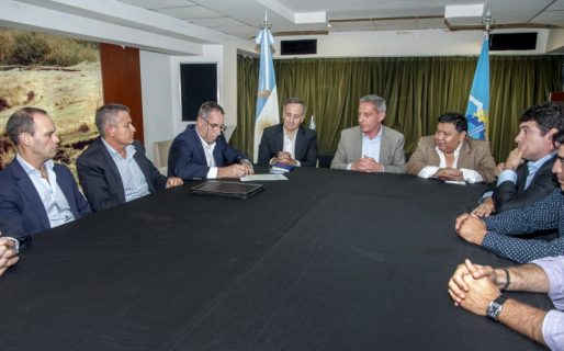 Arcioni rubricó el acuerdo con PAE y sindicatos petroleros
