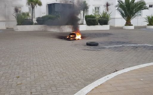 Quema de cubiertas en YPF por un despido en empresa Sermai