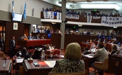 En un tenso clima, se aprobó la ayuda financiera y mañana depositan los sueldos