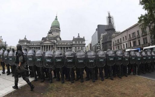 El recorte a las jubilaciones llega con represión