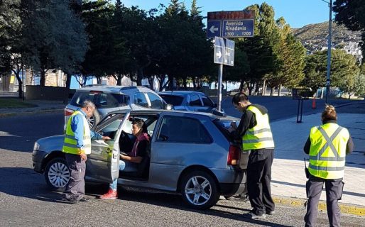 Detienen a dos conductores que escapaban de un control