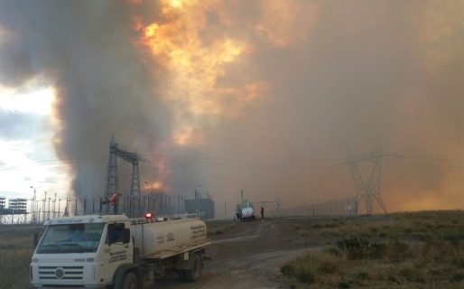 Voraz incendio de campos al norte de Puerto Madryn
