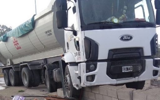 Un camión chocó el avión Pucará del ingreso al aeropuerto