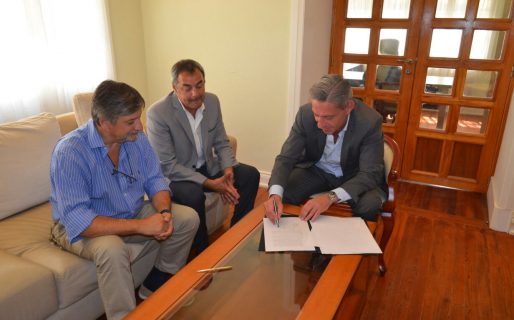 Arcioni firmó acuerdos con distintas Cámaras de la Provincia