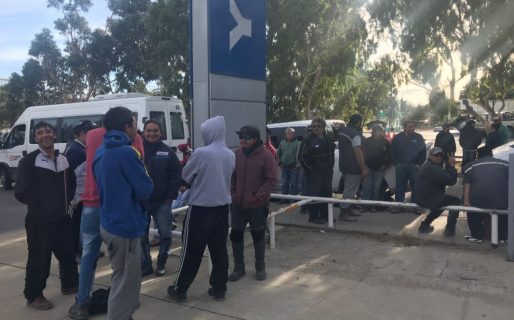 Trabajadores de UOCRA se manifiestan en la Administración de YPF