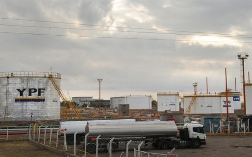 Probables medidas de fuerza por despidos en YPF