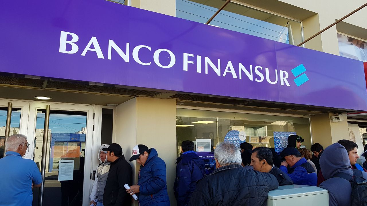Ahorristas del Finansur, en vigilia para retirar su dinero