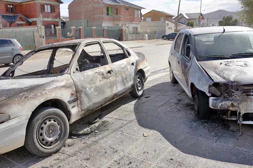 Le incendiaron los autos que quería vender por Facebook
